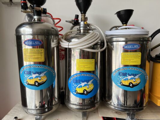 Những thiết bị không thể thiếu cho một gara chăm sóc xe Bình phun bọt tuyết inox KOCU