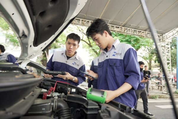 Tăng Cường Sự Chuyên Nghiệp và Uy Tín trong Ngành Sửa Chữa Ô Tô: Chiến lược Xây dựng Thương Hiệu và Mối Quan Hệ Khách Hàng Đào tạo nhân sự chuyên nghiệp