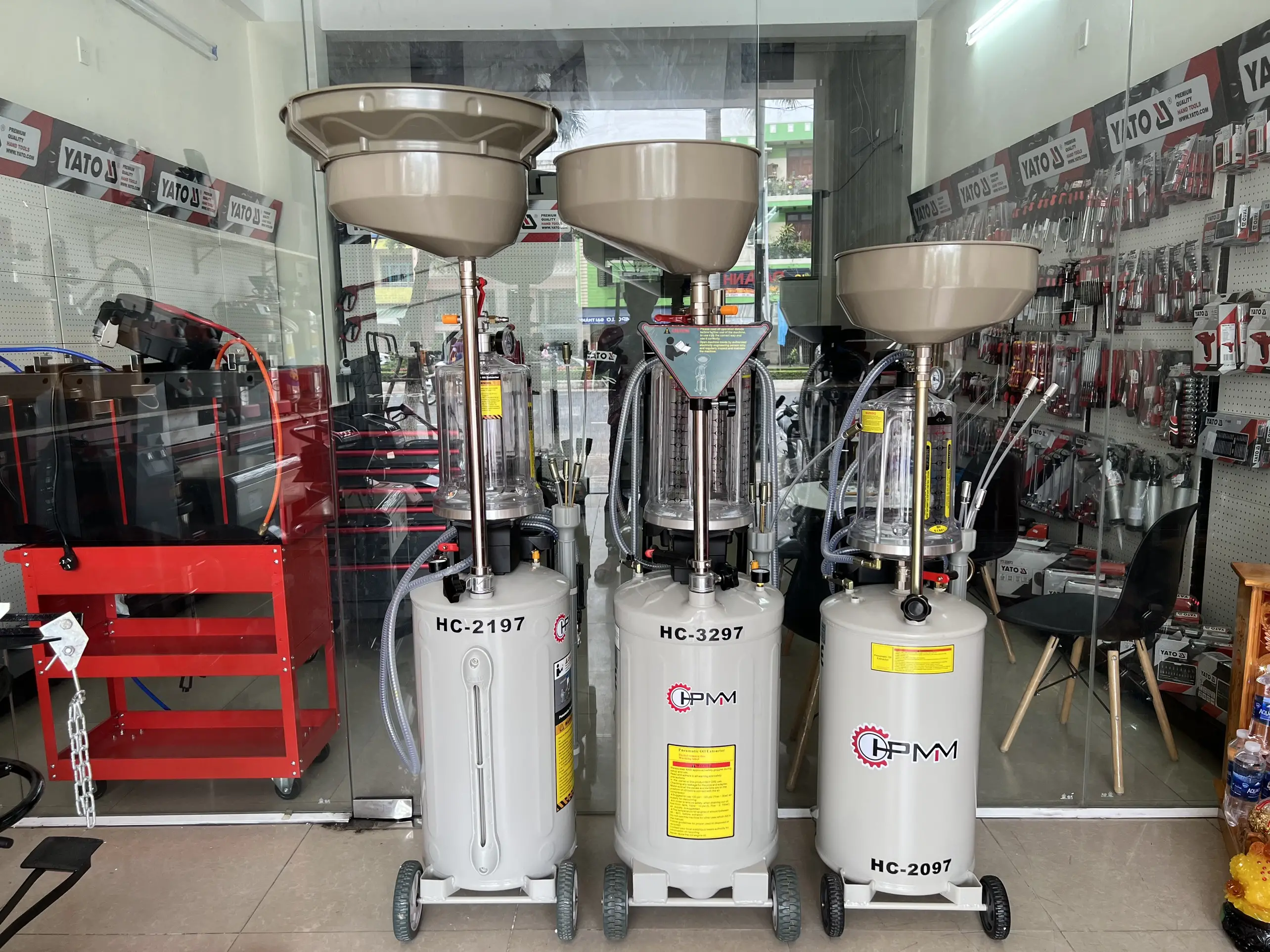 Máy hút dầu nhớt ô tô Giải pháp tối ưu cho bảo trì và sửa chữa xe