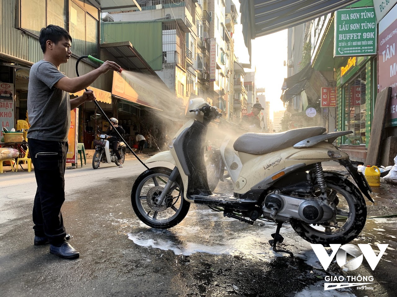 Máy rửa xe rửa nhà sau ngập lũ - Giải pháp vệ sinh hiệu quả Máy rửa xe rửa nhà sau ngập lũ - Giải pháp vệ sinh hiệu quả