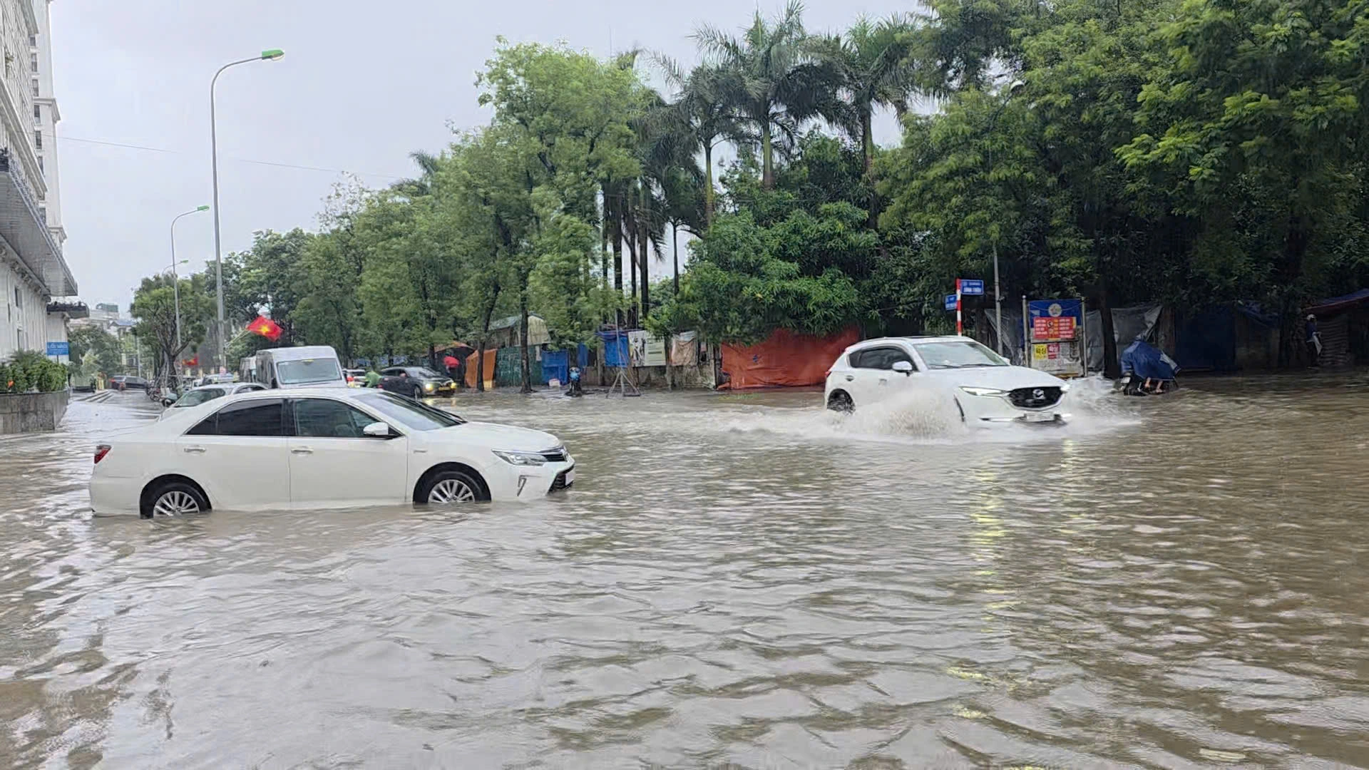Mưa ngập: Ô tô hỏng nặng những gì khi nước tràn qua nóc xe? Mưa ngập: Ô tô hỏng nặng những gì khi nước tràn qua nóc xe?