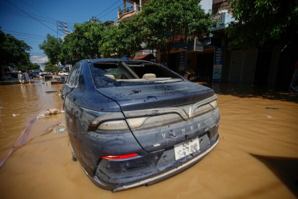 Sau Ngập Lũ: 4 Việc Chủ Xe Cần Làm Ngay Để Cứu Xe Khỏi Hỏng Nặng