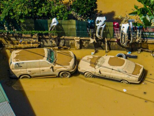 Hướng Dẫn Khử Mùi Ẩm Mốc Xe Ngập Nước: Làm Sạch, Hút Ẩm, Khử Khuẩn