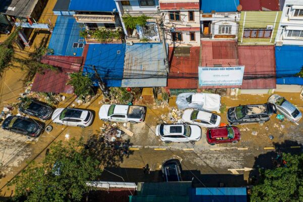 Khi Xe Ngập Nước: Liên Hệ Bảo Hiểm Hay Gọi Cứu Hộ? Lợi Ích Và Quy Trình