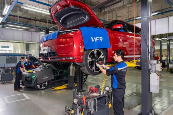 VinFast Đào Tạo Kỹ Thuật Viên Ô Tô Điện: Miễn Phí, Có Lương, Việc Làm Đảm Bảo