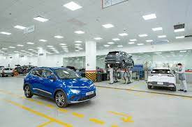 VinFast Tuyển 2.000 Thợ Sửa Ô Tô Điện: Đào Tạo Miễn Phí, Lương Và Việc Làm.