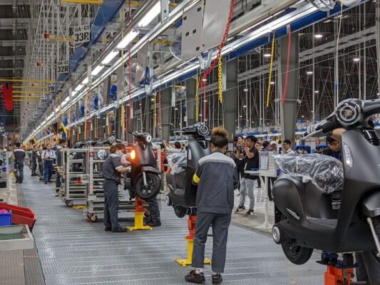 VinFast Đào Tạo Tuyển Dụng Kỹ Thuật Viên Ô Tô Điện, Xe Máy Điện Quy Mô Lớn