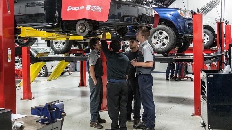 Chủ Xưởng Cần Đọc: Sách Hay Về Quản Lý Kinh Doanh Dịch Vụ Ô Tô