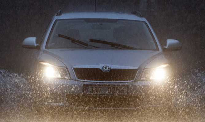 Bí Quyết Chăm Sóc Và Bảo Dưỡng Ô Tô Mùa Mưa Bão Chuẩn Giúp Xe Bền Bỉ