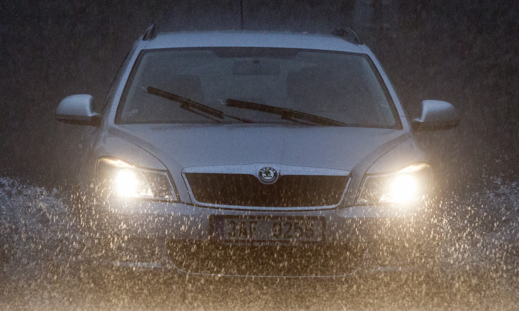 Bí quyết bảo dưỡng ô tô mùa mưa bão: Giữ xe bền bỉ suốt mùa ướt Bí quyết bảo dưỡng ô tô mùa mưa bão: Giữ xe bền bỉ suốt mùa ướt