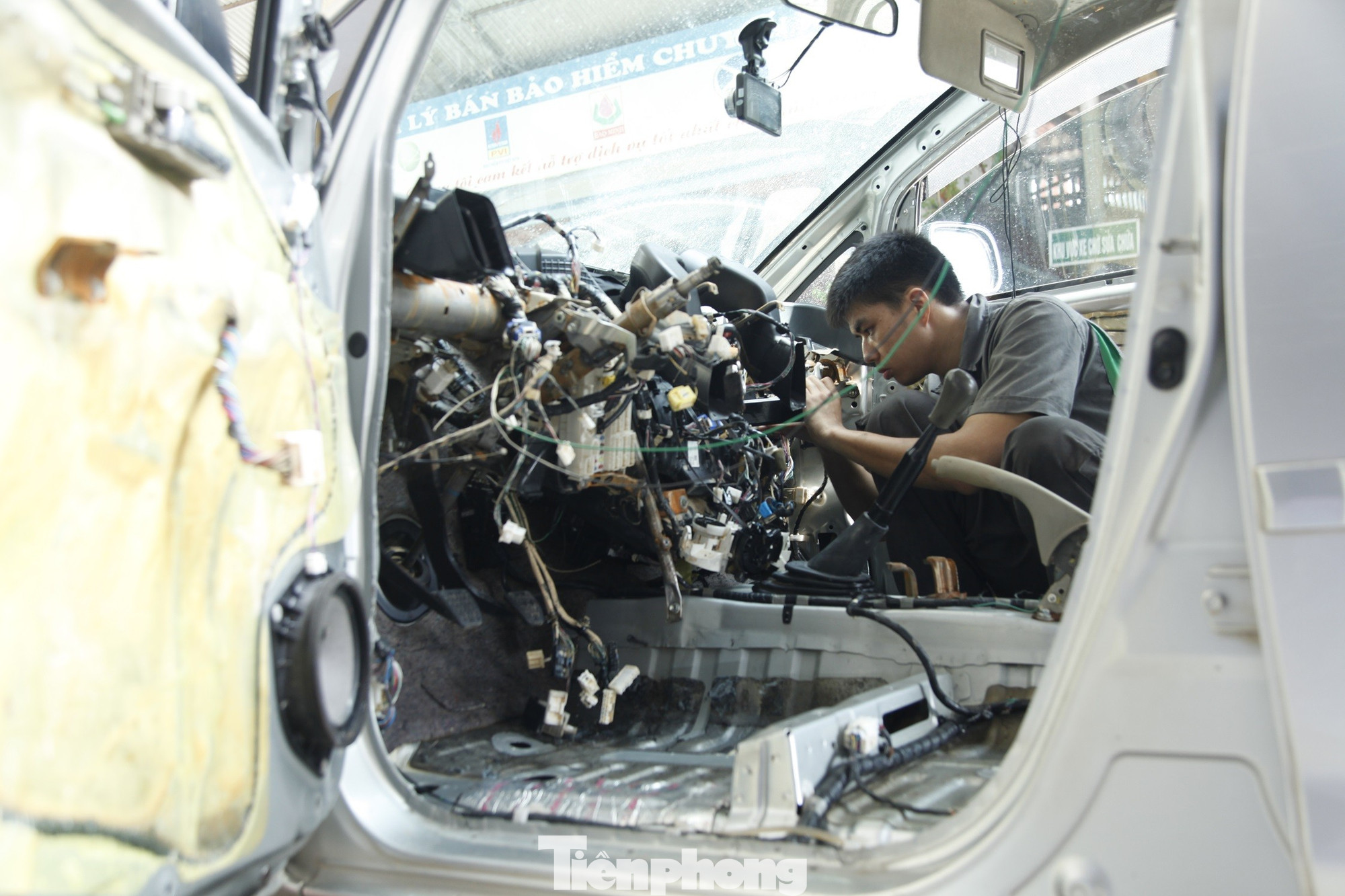 Sai Lầm Cần Tránh: Tuyệt Đối Không! Những Việc Không Được Làm Khi Nội Thất Xe Vừa Bị Ngấm Nước