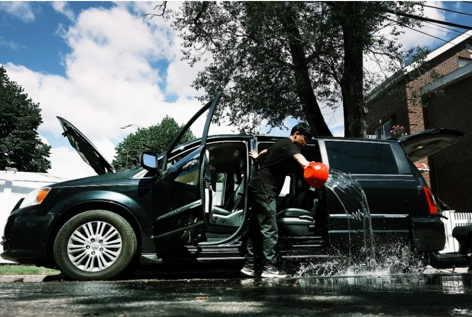 Vệ Sinh Sàn Xe Ngập Nước Từ A-Z: Cách Xử Lý Lớp Nỉ Chống Ồn và Lỗ Thoát Nước