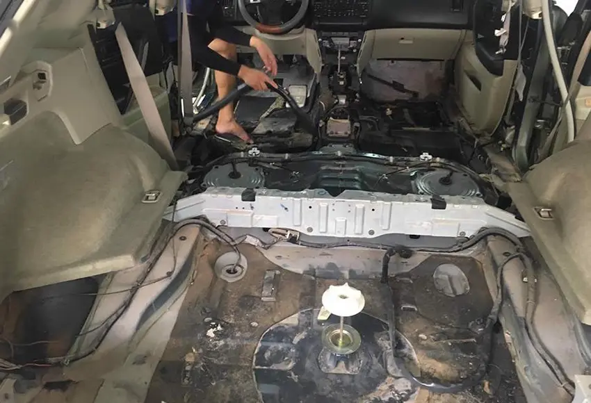 Bí Quyết Làm Sạch Ghế Da, Ghế Nỉ Sau Khi Bị Ngâm Nước: Loại Bỏ Bùn Đất và Vết Bẩn Cứng Đầu