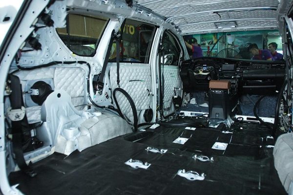 Lựa Chọn Và Sử Dụng Hóa Chất Chuyên Dụng Vệ Sinh Nội Thất Ô Tô Ngập Nước Hiệu Quả