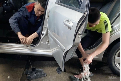 Tầm Quan Trọng Vệ Sinh Sấy Khô Tapli Cửa Để Bảo Vệ Hệ Thống Điện Ô Tô